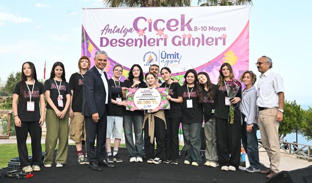 Antalya çiçeklerle açık hava galerisine döndü